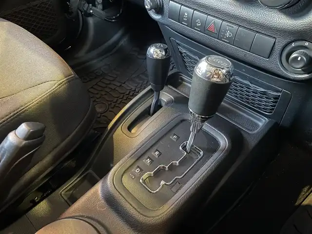 クライスラー・ジープ ジープ ラングラー アンリミテッド サハラ 愛知県 2018(平30)年 5万km ブラック アルパイン9インチナビ/フルセグTV/バックカメラ/CD/DVD再生/Bluetooth/クルーズコントロール/MTモード付AT/ダウンヒルアシストコントロール/ヒーテッドドアミラー/ステアリングスイッチ/純正18インチアルミ