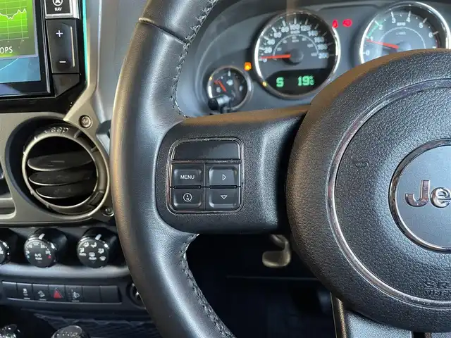 クライスラー・ジープ ジープ ラングラー アンリミテッド サハラ 愛知県 2018(平30)年 5万km ブラック アルパイン9インチナビ/フルセグTV/バックカメラ/CD/DVD再生/Bluetooth/クルーズコントロール/MTモード付AT/ダウンヒルアシストコントロール/ヒーテッドドアミラー/ステアリングスイッチ/純正18インチアルミ