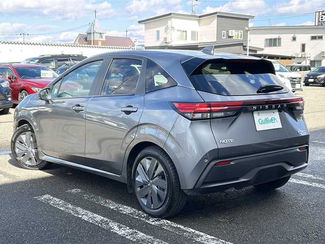 日産 ノート X FOUR 秋田県 2023(令5)年 6.8万km ダークメタルグレー 社外メモリナビ/社外BT/ドライブレコーダー/前後コーナーセンサー/４WD/スペアキー/取説、保証書