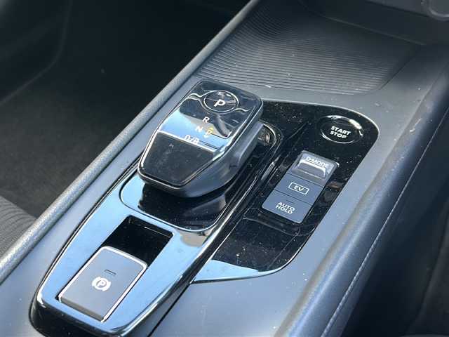 日産 ノート X FOUR 秋田県 2023(令5)年 6.8万km ダークメタルグレー 社外メモリナビ/社外BT/ドライブレコーダー/前後コーナーセンサー/４WD/スペアキー/取説、保証書