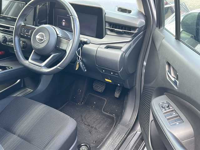 日産 ノート X FOUR 秋田県 2023(令5)年 6.8万km ダークメタルグレー 社外メモリナビ/社外BT/ドライブレコーダー/前後コーナーセンサー/４WD/スペアキー/取説、保証書
