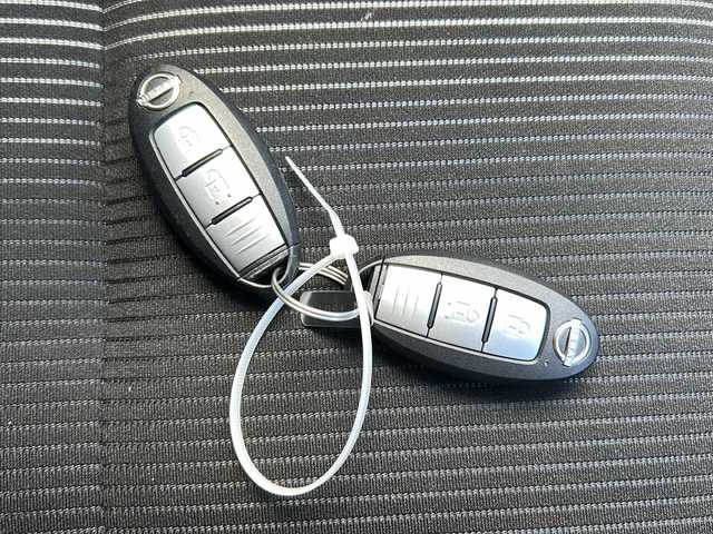 日産 ノート X FOUR 秋田県 2023(令5)年 6.8万km ダークメタルグレー 社外メモリナビ/社外BT/ドライブレコーダー/前後コーナーセンサー/４WD/スペアキー/取説、保証書