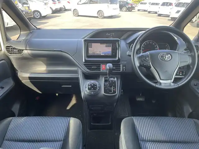 トヨタ ヴォクシー ZS 煌 長崎県 2015(平27)年 14.8万km ホワイトパールクリスタルシャイン (株)IDOMが運営する【じしゃロン長崎店】の自社ローン対象車両になります。こちらは現金ご利用時の価格です。自社ローンご希望の方は別途その旨お申付け下さい。/・プッシュスタート/・純正ナビ/・フルセグテレビ/・ブルートゥース/・バックカメラ/・フリップダウンモニター/・両側パワースライドドア/・ETC/・ドアバイザー