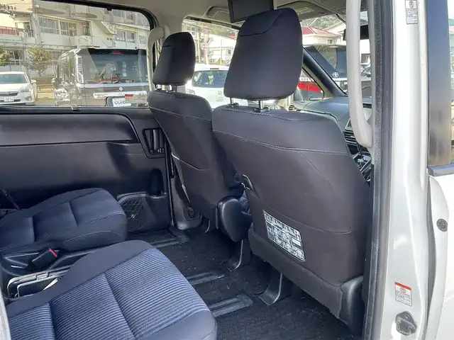 トヨタ ヴォクシー ZS 煌 長崎県 2015(平27)年 14.8万km ホワイトパールクリスタルシャイン (株)IDOMが運営する【じしゃロン長崎店】の自社ローン対象車両になります。こちらは現金ご利用時の価格です。自社ローンご希望の方は別途その旨お申付け下さい。/・プッシュスタート/・純正ナビ/・フルセグテレビ/・ブルートゥース/・バックカメラ/・フリップダウンモニター/・両側パワースライドドア/・ETC/・ドアバイザー