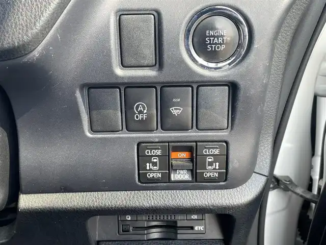 トヨタ ヴォクシー ZS 煌 長崎県 2015(平27)年 14.8万km ホワイトパールクリスタルシャイン (株)IDOMが運営する【じしゃロン長崎店】の自社ローン対象車両になります。こちらは現金ご利用時の価格です。自社ローンご希望の方は別途その旨お申付け下さい。/・プッシュスタート/・純正ナビ/・フルセグテレビ/・ブルートゥース/・バックカメラ/・フリップダウンモニター/・両側パワースライドドア/・ETC/・ドアバイザー