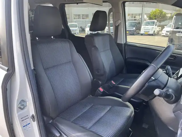 トヨタ ヴォクシー ZS 煌 長崎県 2015(平27)年 14.8万km ホワイトパールクリスタルシャイン (株)IDOMが運営する【じしゃロン長崎店】の自社ローン対象車両になります。こちらは現金ご利用時の価格です。自社ローンご希望の方は別途その旨お申付け下さい。/・プッシュスタート/・純正ナビ/・フルセグテレビ/・ブルートゥース/・バックカメラ/・フリップダウンモニター/・両側パワースライドドア/・ETC/・ドアバイザー