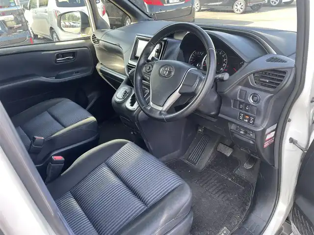 トヨタ ヴォクシー ZS 煌 長崎県 2015(平27)年 14.8万km ホワイトパールクリスタルシャイン (株)IDOMが運営する【じしゃロン長崎店】の自社ローン対象車両になります。こちらは現金ご利用時の価格です。自社ローンご希望の方は別途その旨お申付け下さい。/・プッシュスタート/・純正ナビ/・フルセグテレビ/・ブルートゥース/・バックカメラ/・フリップダウンモニター/・両側パワースライドドア/・ETC/・ドアバイザー