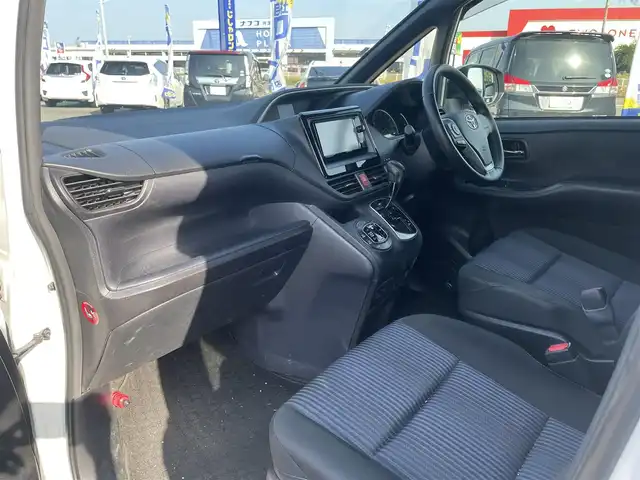 トヨタ ヴォクシー ZS 煌 長崎県 2015(平27)年 14.8万km ホワイトパールクリスタルシャイン (株)IDOMが運営する【じしゃロン長崎店】の自社ローン対象車両になります。こちらは現金ご利用時の価格です。自社ローンご希望の方は別途その旨お申付け下さい。/・プッシュスタート/・純正ナビ/・フルセグテレビ/・ブルートゥース/・バックカメラ/・フリップダウンモニター/・両側パワースライドドア/・ETC/・ドアバイザー