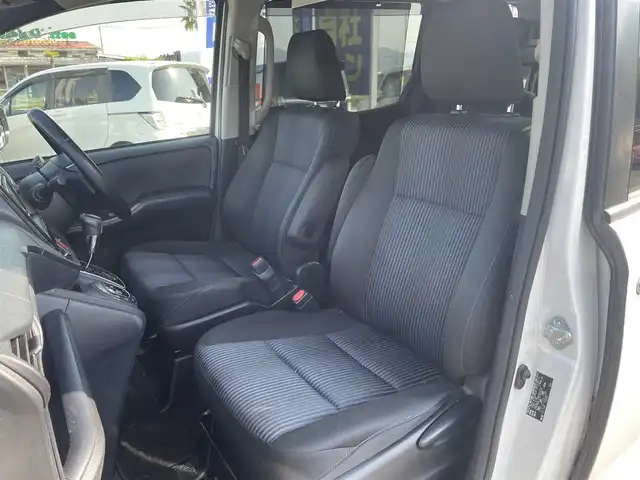 トヨタ ヴォクシー ZS 煌 長崎県 2015(平27)年 14.8万km ホワイトパールクリスタルシャイン (株)IDOMが運営する【じしゃロン長崎店】の自社ローン対象車両になります。こちらは現金ご利用時の価格です。自社ローンご希望の方は別途その旨お申付け下さい。/・プッシュスタート/・純正ナビ/・フルセグテレビ/・ブルートゥース/・バックカメラ/・フリップダウンモニター/・両側パワースライドドア/・ETC/・ドアバイザー