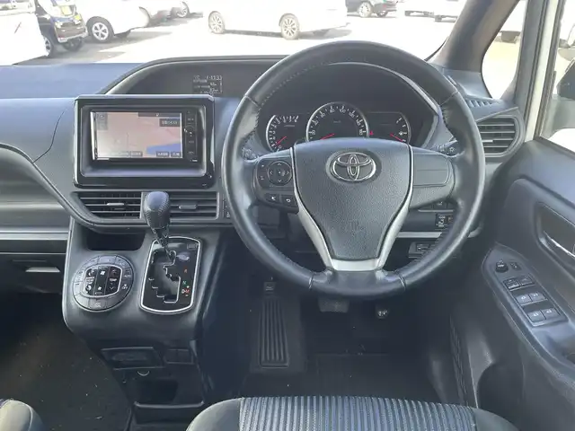 トヨタ ヴォクシー ZS 煌 長崎県 2015(平27)年 14.8万km ホワイトパールクリスタルシャイン (株)IDOMが運営する【じしゃロン長崎店】の自社ローン対象車両になります。こちらは現金ご利用時の価格です。自社ローンご希望の方は別途その旨お申付け下さい。/・プッシュスタート/・純正ナビ/・フルセグテレビ/・ブルートゥース/・バックカメラ/・フリップダウンモニター/・両側パワースライドドア/・ETC/・ドアバイザー