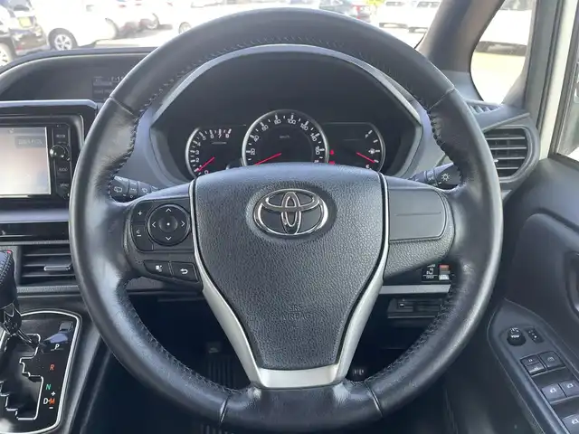 トヨタ ヴォクシー ZS 煌 長崎県 2015(平27)年 14.8万km ホワイトパールクリスタルシャイン (株)IDOMが運営する【じしゃロン長崎店】の自社ローン対象車両になります。こちらは現金ご利用時の価格です。自社ローンご希望の方は別途その旨お申付け下さい。/・プッシュスタート/・純正ナビ/・フルセグテレビ/・ブルートゥース/・バックカメラ/・フリップダウンモニター/・両側パワースライドドア/・ETC/・ドアバイザー