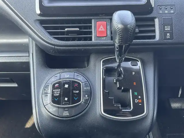 トヨタ ヴォクシー ZS 煌 長崎県 2015(平27)年 14.8万km ホワイトパールクリスタルシャイン (株)IDOMが運営する【じしゃロン長崎店】の自社ローン対象車両になります。こちらは現金ご利用時の価格です。自社ローンご希望の方は別途その旨お申付け下さい。/・プッシュスタート/・純正ナビ/・フルセグテレビ/・ブルートゥース/・バックカメラ/・フリップダウンモニター/・両側パワースライドドア/・ETC/・ドアバイザー