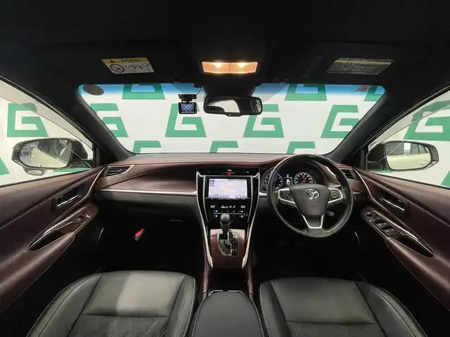 トヨタ ハリアー プレミアム 鹿児島県 2015(平27)年 4.4万km ホワイトパールクリスタルシャイン 禁煙車　/純正ナビ(CD/DVD/フルセグTV/Bluetooth)　/トヨタセーフティセンス/前後コーナーセンサー　/クルーズコントロール　/バックカメラ　/LEDヘッドライト　/運転席パワーシート　/パワーバックドア　/純正フロアマット　/オートライト　/オートマチックハイビーム　/ドライブレコーダー/ETC/ドアバイザー/電格ミラー