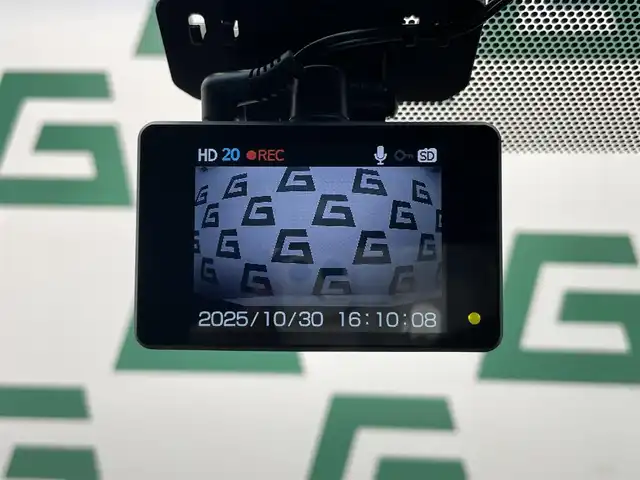 トヨタ ハリアー プレミアム 鹿児島県 2015(平27)年 4.4万km ホワイトパールクリスタルシャイン 禁煙車　/純正ナビ(CD/DVD/フルセグTV/Bluetooth)　/トヨタセーフティセンス/前後コーナーセンサー　/クルーズコントロール　/バックカメラ　/LEDヘッドライト　/運転席パワーシート　/パワーバックドア　/純正フロアマット　/オートライト　/オートマチックハイビーム　/ドライブレコーダー/ETC/ドアバイザー/電格ミラー