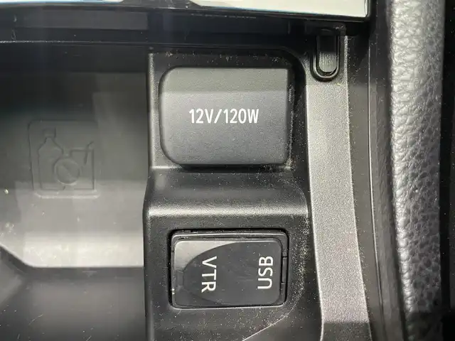 トヨタ ハリアー プレミアム 鹿児島県 2015(平27)年 4.4万km ホワイトパールクリスタルシャイン 禁煙車　/純正ナビ(CD/DVD/フルセグTV/Bluetooth)　/トヨタセーフティセンス/前後コーナーセンサー　/クルーズコントロール　/バックカメラ　/LEDヘッドライト　/運転席パワーシート　/パワーバックドア　/純正フロアマット　/オートライト　/オートマチックハイビーム　/ドライブレコーダー/ETC/ドアバイザー/電格ミラー