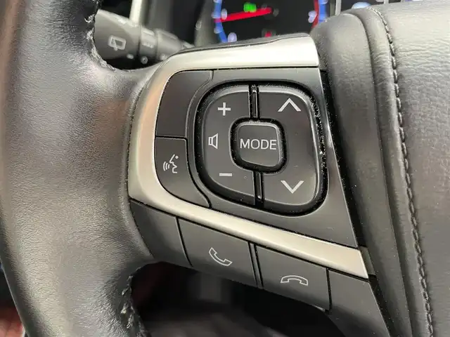 トヨタ ハリアー プレミアム 鹿児島県 2015(平27)年 4.4万km ホワイトパールクリスタルシャイン 禁煙車　/純正ナビ(CD/DVD/フルセグTV/Bluetooth)　/トヨタセーフティセンス/前後コーナーセンサー　/クルーズコントロール　/バックカメラ　/LEDヘッドライト　/運転席パワーシート　/パワーバックドア　/純正フロアマット　/オートライト　/オートマチックハイビーム　/ドライブレコーダー/ETC/ドアバイザー/電格ミラー