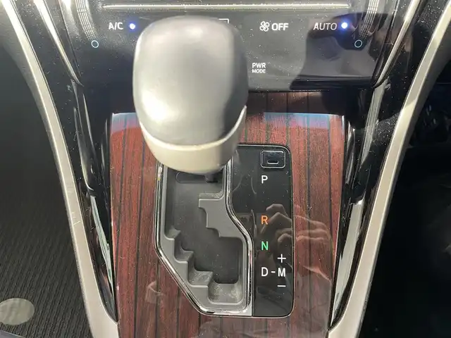 トヨタ ハリアー プレミアム 鹿児島県 2015(平27)年 4.4万km ホワイトパールクリスタルシャイン 禁煙車　/純正ナビ(CD/DVD/フルセグTV/Bluetooth)　/トヨタセーフティセンス/前後コーナーセンサー　/クルーズコントロール　/バックカメラ　/LEDヘッドライト　/運転席パワーシート　/パワーバックドア　/純正フロアマット　/オートライト　/オートマチックハイビーム　/ドライブレコーダー/ETC/ドアバイザー/電格ミラー