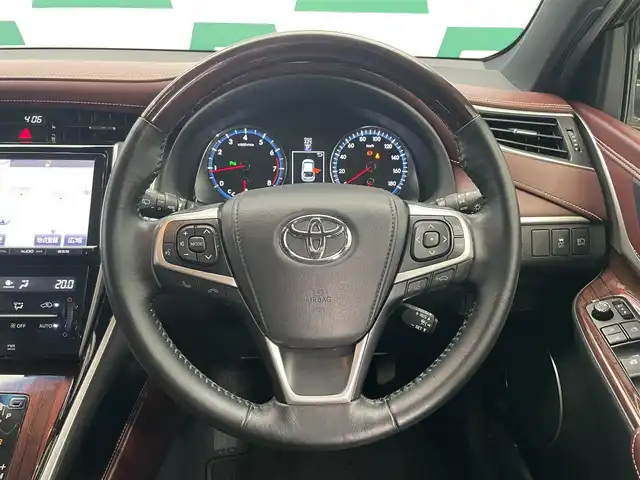 トヨタ ハリアー プレミアム 鹿児島県 2015(平27)年 4.4万km ホワイトパールクリスタルシャイン 禁煙車　/純正ナビ(CD/DVD/フルセグTV/Bluetooth)　/トヨタセーフティセンス/前後コーナーセンサー　/クルーズコントロール　/バックカメラ　/LEDヘッドライト　/運転席パワーシート　/パワーバックドア　/純正フロアマット　/オートライト　/オートマチックハイビーム　/ドライブレコーダー/ETC/ドアバイザー/電格ミラー