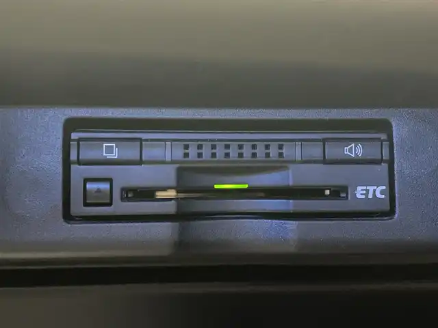 トヨタ ハリアー プレミアム 鹿児島県 2015(平27)年 4.4万km ホワイトパールクリスタルシャイン 禁煙車　/純正ナビ(CD/DVD/フルセグTV/Bluetooth)　/トヨタセーフティセンス/前後コーナーセンサー　/クルーズコントロール　/バックカメラ　/LEDヘッドライト　/運転席パワーシート　/パワーバックドア　/純正フロアマット　/オートライト　/オートマチックハイビーム　/ドライブレコーダー/ETC/ドアバイザー/電格ミラー