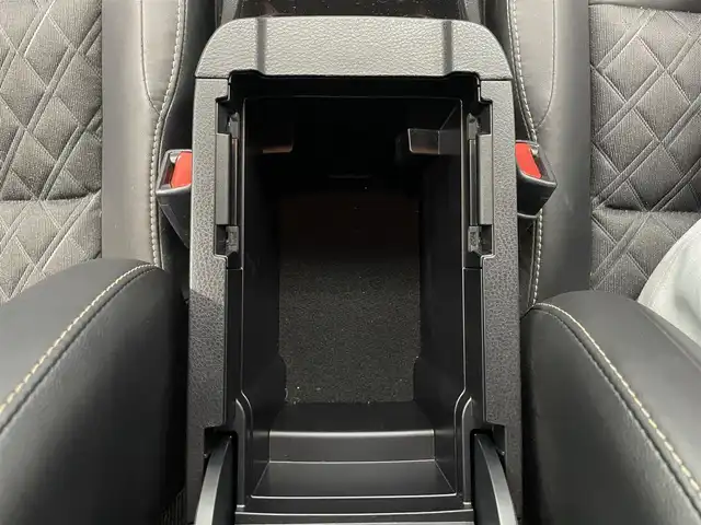 トヨタ ハリアー プレミアム 鹿児島県 2015(平27)年 4.4万km ホワイトパールクリスタルシャイン 禁煙車　/純正ナビ(CD/DVD/フルセグTV/Bluetooth)　/トヨタセーフティセンス/前後コーナーセンサー　/クルーズコントロール　/バックカメラ　/LEDヘッドライト　/運転席パワーシート　/パワーバックドア　/純正フロアマット　/オートライト　/オートマチックハイビーム　/ドライブレコーダー/ETC/ドアバイザー/電格ミラー