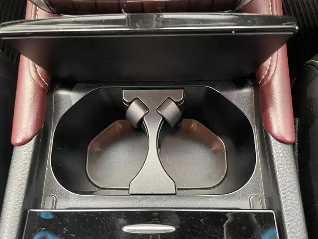 トヨタ ハリアー プレミアム 鹿児島県 2015(平27)年 4.4万km ホワイトパールクリスタルシャイン 禁煙車　/純正ナビ(CD/DVD/フルセグTV/Bluetooth)　/トヨタセーフティセンス/前後コーナーセンサー　/クルーズコントロール　/バックカメラ　/LEDヘッドライト　/運転席パワーシート　/パワーバックドア　/純正フロアマット　/オートライト　/オートマチックハイビーム　/ドライブレコーダー/ETC/ドアバイザー/電格ミラー