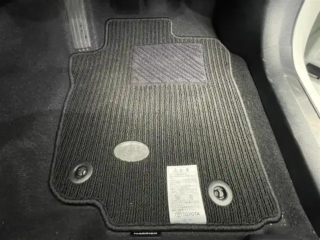 トヨタ ハリアー プレミアム 鹿児島県 2015(平27)年 4.4万km ホワイトパールクリスタルシャイン 禁煙車　/純正ナビ(CD/DVD/フルセグTV/Bluetooth)　/トヨタセーフティセンス/前後コーナーセンサー　/クルーズコントロール　/バックカメラ　/LEDヘッドライト　/運転席パワーシート　/パワーバックドア　/純正フロアマット　/オートライト　/オートマチックハイビーム　/ドライブレコーダー/ETC/ドアバイザー/電格ミラー