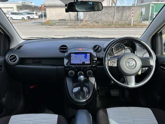 マツダ デミオ 13－スカイA Sスター グレイス 石川県 2013(平25)年 4.4万km クリスタルホワイトパールマイカ ワンオーナー/社外SDナビゲーション/【Bluetooth・フルセグTV・CD・DVD・SD】/バックカメラ/ナビ内蔵前方ドライブレコーダー/LEDヘッドランプ/・オートライト/・フォグランプ/スマートキー/ETC/ステアリングリモコン/横滑り防止装置/アイドリングストップ/アイドリングストップ/保証書/取扱説明書