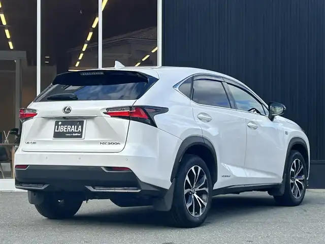 レクサス ＮＸ 300h Fスポーツ 福岡県 2015(平27)年 14.3万km ソニッククォーツ サンルーフ/Ｌｅｘｕｓｓａｆｅｔｙｓｙｓｔｅｍ＋　/アダプティブクルーズコントロール/レーンキープアシスト/三眼LEDヘッドライト/黒革シート　/前席ベンチレーション　/前席シートヒーター/ステアリングヒーター/純正ナビ/フルセグTV/Bluetooth/バックカメラ　/パワーバックドア　/前方ドライブレコーダー/社外レーダー探知機　/ＥＴＣ２．０/取扱説明書/保証書/スペアキー×1