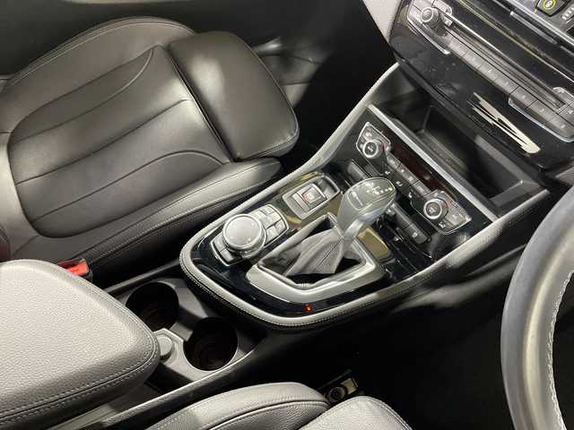 ＢＭＷ ２２５ＸＥ アイパフォーマンス アクティブツアラー Mスポーツ 神奈川県 2017(平29)年 3.9万km サファイアブラックP 4WD/純正8.8型HDDナビ/AM　FM　DVD　CD　MSV　AUX　USB　Bluetooth/バックカメラ/インテリジェントセーフティ/ルームミラー内蔵ETC2.0/黒革シート/前席パワーシート（運転席2メモリ）/前席シートヒーター/革巻ステアリング/ステアリングリモコン/クルーズコントロール/社外ドライブレコーダー（ZD600WF)/eDrive/充電ケーブル/トノカバー/ISOFIX対応/スマートキー×2/保証書/取扱説明書/パワーバックドア/純正17インチアルミ/衝突警告/歩行者警告/車線逸脱警告