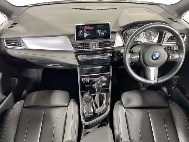 ＢＭＷ ２２５ＸＥ アイパフォーマンス アクティブツアラー Mスポーツ 神奈川県 2017(平29)年 3.9万km サファイアブラックP 4WD/純正8.8型HDDナビ/AM　FM　DVD　CD　MSV　AUX　USB　Bluetooth/バックカメラ/インテリジェントセーフティ/ルームミラー内蔵ETC2.0/黒革シート/前席パワーシート（運転席2メモリ）/前席シートヒーター/革巻ステアリング/ステアリングリモコン/クルーズコントロール/社外ドライブレコーダー（ZD600WF)/eDrive/充電ケーブル/トノカバー/ISOFIX対応/スマートキー×2/保証書/取扱説明書/パワーバックドア/純正17インチアルミ/衝突警告/歩行者警告/車線逸脱警告