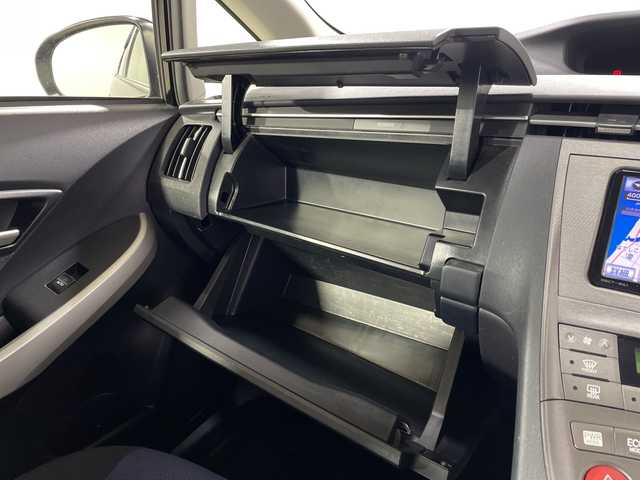 トヨタ プリウス S 神奈川県 2012(平24)年 1.9万km ブラック 純正SDナビ(NSCT-W61)/(DVD/CD/AM/FM)/ドライブレコーダー(前)/バックカメラ/横滑り防止装置/ビルトインETC/アイドリングストップ/オートライト/電動格納ミラー/シートリフター/プッシュスタート/スマートキー/フロアマット/スペアキー/取扱説明書