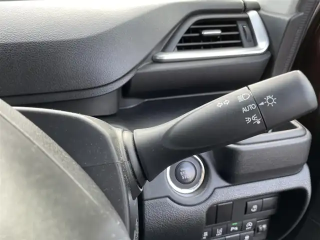 スズキ ソリオ HV MZ 栃木県 2021(令3)年 4万km メロウディープレッドパール スズキセーフティサポート/・デュアルカメラブレーキサポート/・誤発進抑制機能/・後退時ブレーキサポート/・車線逸脱警報機能/・車線逸脱抑制機能/・ふらつき警報機能/・標識認識機能/・ハイビームアシスト/・先行車発進お知らせ機能/・アダプティブクルーズコントロール/片側電動スライドドア/パーキングセンサー/D/N席シートヒーター/アイドリングストップ/オートライト/ヘッドライトレベライザー/スマートキー×２/プッシュスタート/USBポート（充電用）/純正15インチAW/横滑り防止システム/電動格納ミラー