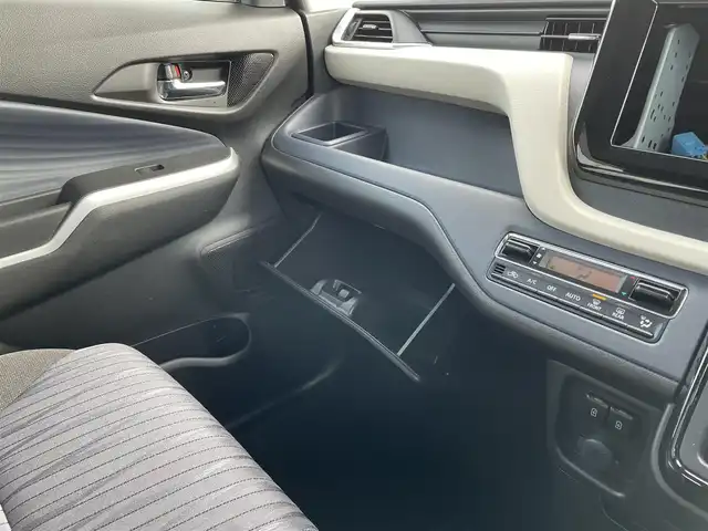 スズキ ソリオ HV MZ 栃木県 2021(令3)年 4万km メロウディープレッドパール スズキセーフティサポート/・デュアルカメラブレーキサポート/・誤発進抑制機能/・後退時ブレーキサポート/・車線逸脱警報機能/・車線逸脱抑制機能/・ふらつき警報機能/・標識認識機能/・ハイビームアシスト/・先行車発進お知らせ機能/・アダプティブクルーズコントロール/片側電動スライドドア/パーキングセンサー/D/N席シートヒーター/アイドリングストップ/オートライト/ヘッドライトレベライザー/スマートキー×２/プッシュスタート/USBポート（充電用）/純正15インチAW/横滑り防止システム/電動格納ミラー