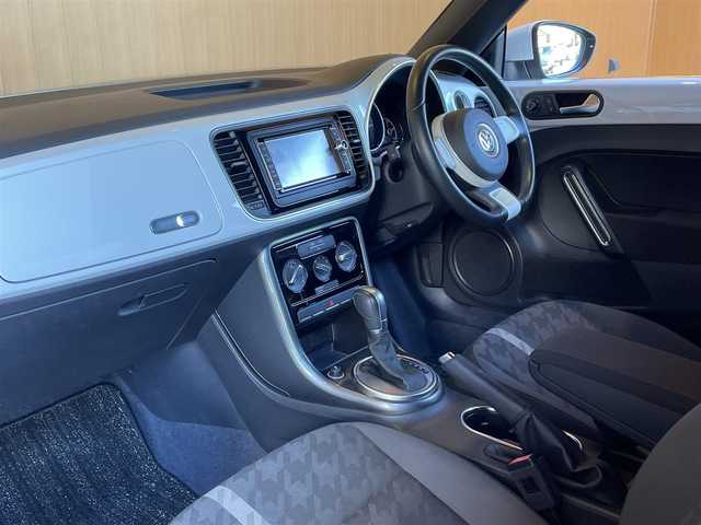 フォルクスワーゲン ザ・ビートル デザイン 愛知県 2018(平30)年 6万km ピュアホワイト 純正ナビ/フルセグTV/CD/DVD再生/Bluetooth/ブラインドスポットアシスト/クルーズコントロール/HIDヘッドライト/スマートキー/プッシュスタート/オートライト/ヘッドライトレベライザー/純正17インチアルミ/ETC