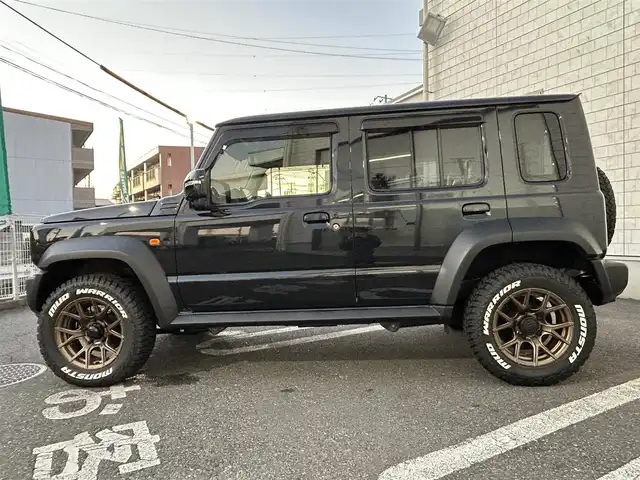 スズキ ジムニー ノマド FC 埼玉県 2025(令7)年 0.2万km 黒 ワンオーナー/スズキセーフティサポート/　・デュアルカメラブレーキサポート（DCBS）/　・車線逸脱警報/　・ハイビームアシスト/　・アダプティブクルーズコントロール/社外9インチメモリナビ（MDV-M911HDF）/　DTV/CD/DVD/BT/AppleCarplay/AndroidAuto//　HDMI/SD/SDREC/バックカメラ/社外16インチアルミ/社外デジタルインナーミラー/前席シートヒーター/ヒルディセントコントロール/トラクションコントロール/アイドリングストップ/ビルトインETC/前後ドライブレコーダー/エンジンスタートボタン/スマートキー/スペアキー/純正LEDヘッドライト/オートライト/純正アルミホイールあり/純正フロアマット