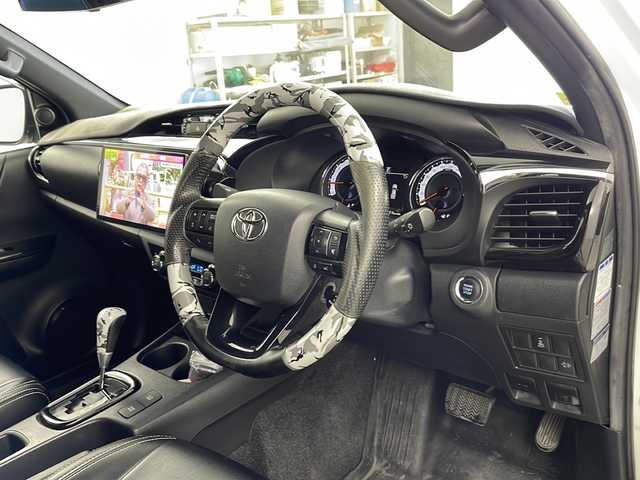 トヨタ ハイラックス Z ブラックラリーエディション 道央・札幌 2019(令1)年 7.2万km スーパーホワイトⅡ ・4WD/・Panasonic社外ナビフルセグTV/BT/AM/FM/CD/DVD/・バックカメラ/・ＴＲＤマフラー/・リフトアップ(BATTLEZ)/・ＴＲＤ鍵付ハードトノカバー/・前後ドライブレコーダー/・ETC2.0/・オーバーフェンダー/・社外１７インチＡＷ/・社外ステアリング/・社外シフトノブ/・レーダークルーズコントロール/・リアデフロック/・ダウンヒルアシストコントロール/・衝突被害軽減システム/・先行車発進お知らせ/・レーンキープアシスト/・monstaホワイトレタータイヤ