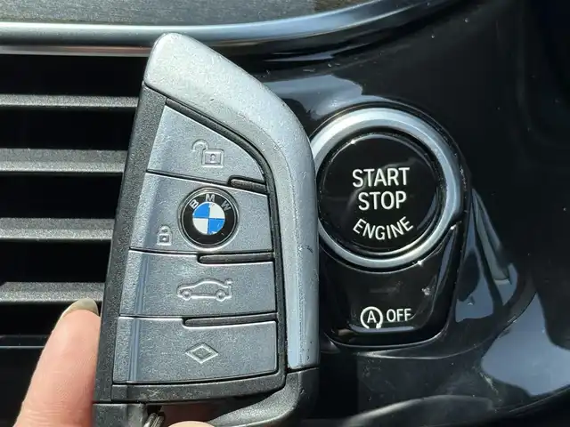 ＢＭＷ ５２３ｄ Mスポーツ 静岡県 2018(平30)年 2.8万km パール イノベーションパッケージ/・ディスプレイキー/・リモートパーキング/・ヘッドアップディスプレイ/・ジェスチャーコントロール/・ワイヤレスチャージング/純正ナビ/（DVD/CD/USB/BT/フルセグTV）/全方位カメラ /アクティブクルーズコントロール/ステアリングレーンコントロールA/ レーンディパーチャーワーニング/衝突回避・被害軽減ブレーキ/アダプティブLEDヘッドライト/純正１９インチAW
