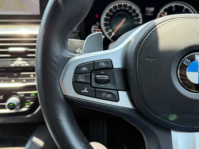 ＢＭＷ ５２３ｄ Mスポーツ 静岡県 2018(平30)年 2.8万km パール イノベーションパッケージ/・ディスプレイキー/・リモートパーキング/・ヘッドアップディスプレイ/・ジェスチャーコントロール/・ワイヤレスチャージング/純正ナビ/（DVD/CD/USB/BT/フルセグTV）/全方位カメラ /アクティブクルーズコントロール/ステアリングレーンコントロールA/ レーンディパーチャーワーニング/衝突回避・被害軽減ブレーキ/アダプティブLEDヘッドライト/純正１９インチAW