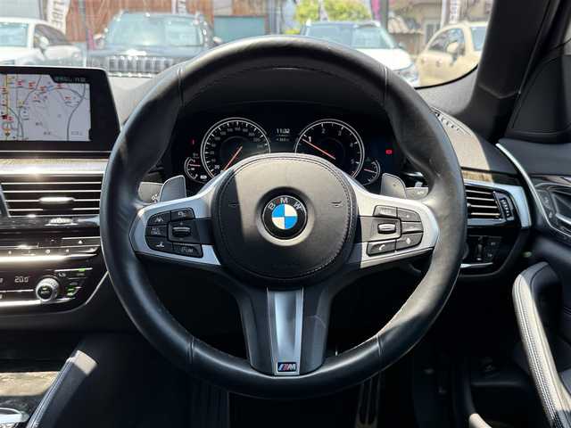 ＢＭＷ ５２３ｄ Mスポーツ 静岡県 2018(平30)年 2.8万km パール イノベーションパッケージ/・ディスプレイキー/・リモートパーキング/・ヘッドアップディスプレイ/・ジェスチャーコントロール/・ワイヤレスチャージング/純正ナビ/（DVD/CD/USB/BT/フルセグTV）/全方位カメラ /アクティブクルーズコントロール/ステアリングレーンコントロールA/ レーンディパーチャーワーニング/衝突回避・被害軽減ブレーキ/アダプティブLEDヘッドライト/純正１９インチAW