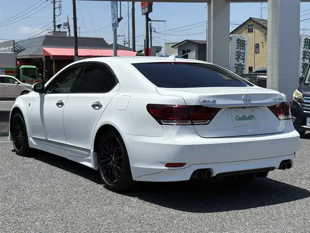 レクサス ＬＳ 460 Fスポーツ Xライン 埼玉県 2015(平27)年 3.7万km ホワイトノーヴァガラスフレーク ・身内内名義変更/・特別仕様車/・TRDアンダーエアロ/・TRDマフラー/・鍛造純正19インチアルミ/・データーシステムRスペックエアサスコントローラー/・ガラスサンルーフ/・純正ナビフルセグTV/・BT DVD　CD（TVキャンセラー付）/・10スピーカー/プレミアムサウンドシステム/・バックカメラ/・DSRC ETC/・赤/黒コンビレザーシート/・シートヒーター/・エアーシート/・ステアリングヒーター/・パドルシフト　/・プリクラッシュ　　ミリ波レーダークルーズコントロール/（全車速追従機能付き）/・電子パーキングブレーキ/・オートホールド/・アルカンターラルーフ/・電動サンシェード/・オートハイビーム/・オートライト/・LEDフォグライト/・ヘットライトクリーナー/・スマートキー×２/・カードキー×１/・プッシュスタート/・パワーバックドア/・BSM/・コーナーセンサー/・保証書/・取説/・ディーラー点検記録複数年有