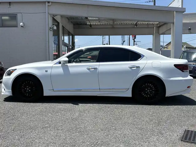 レクサス ＬＳ 460 Fスポーツ Xライン 埼玉県 2015(平27)年 3.7万km ホワイトノーヴァガラスフレーク ・身内内名義変更/・特別仕様車/・TRDアンダーエアロ/・TRDマフラー/・鍛造純正19インチアルミ/・データーシステムRスペックエアサスコントローラー/・ガラスサンルーフ/・純正ナビフルセグTV/・BT DVD　CD（TVキャンセラー付）/・10スピーカー/プレミアムサウンドシステム/・バックカメラ/・DSRC ETC/・赤/黒コンビレザーシート/・シートヒーター/・エアーシート/・ステアリングヒーター/・パドルシフト　/・プリクラッシュ　　ミリ波レーダークルーズコントロール/（全車速追従機能付き）/・電子パーキングブレーキ/・オートホールド/・アルカンターラルーフ/・電動サンシェード/・オートハイビーム/・オートライト/・LEDフォグライト/・ヘットライトクリーナー/・スマートキー×２/・カードキー×１/・プッシュスタート/・パワーバックドア/・BSM/・コーナーセンサー/・保証書/・取説/・ディーラー点検記録複数年有