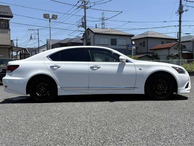 レクサス ＬＳ 460 Fスポーツ Xライン 埼玉県 2015(平27)年 3.7万km ホワイトノーヴァガラスフレーク ・身内内名義変更/・特別仕様車/・TRDアンダーエアロ/・TRDマフラー/・鍛造純正19インチアルミ/・データーシステムRスペックエアサスコントローラー/・ガラスサンルーフ/・純正ナビフルセグTV/・BT DVD　CD（TVキャンセラー付）/・10スピーカー/プレミアムサウンドシステム/・バックカメラ/・DSRC ETC/・赤/黒コンビレザーシート/・シートヒーター/・エアーシート/・ステアリングヒーター/・パドルシフト　/・プリクラッシュ　　ミリ波レーダークルーズコントロール/（全車速追従機能付き）/・電子パーキングブレーキ/・オートホールド/・アルカンターラルーフ/・電動サンシェード/・オートハイビーム/・オートライト/・LEDフォグライト/・ヘットライトクリーナー/・スマートキー×２/・カードキー×１/・プッシュスタート/・パワーバックドア/・BSM/・コーナーセンサー/・保証書/・取説/・ディーラー点検記録複数年有