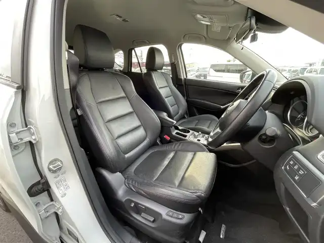 マツダ ＣＸ－５ XD Lパッケージ 滋賀県 2016(平28)年 3.7万km クリスタルホワイトパールマイカ 禁煙車/純正ナビ/（BT/CD/DVD/AUX/フルセグ）/バック・サイドカメラ/前後ドライブレコーダー/ビルトインETC/シートヒーター/フロントエアロ/衝突被害軽減ブレーキ/レーンキープアシスト/レーダークルーズコントロール/本革シート/パワーシート/メモリシート/オートエアコン/アイドリングストップ/コーナーセンサー/ステアリングスイッチ/電動パーキング/オートライト/電動格納ミラー/フォグランプ/MT付AT