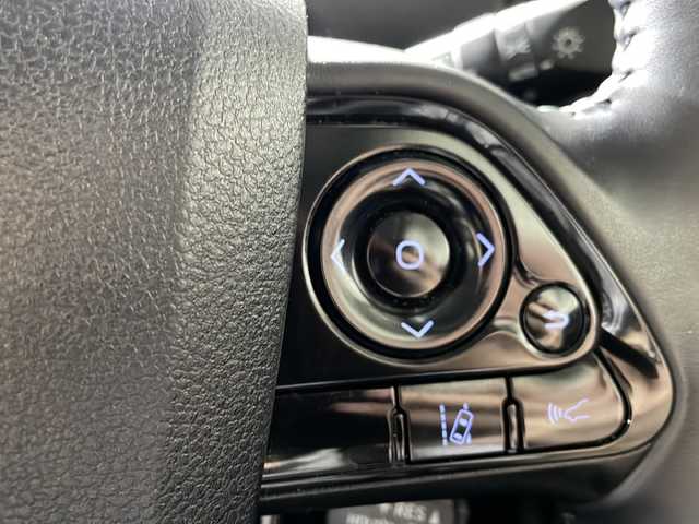 トヨタ プリウス S 福岡県 2019(平31)年 5.7万km アティチュードブラックマイカ ＴＲＤエアロ/純正ナビ（ＢＴ，フルセグＴＶ）/バックカメラ/ビルトインＥＴＣ/ＡＣＣ/衝突軽減ブレーキ/レーンキープ/ステアリングリモコン/プッシュスタート/レザー調シートカバー/純正１７インチＡＷ