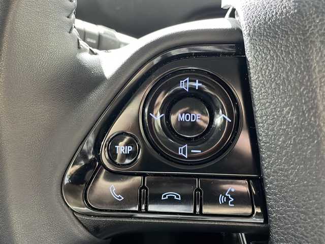 トヨタ プリウス S 福岡県 2019(平31)年 5.7万km アティチュードブラックマイカ ＴＲＤエアロ/純正ナビ（ＢＴ，フルセグＴＶ）/バックカメラ/ビルトインＥＴＣ/ＡＣＣ/衝突軽減ブレーキ/レーンキープ/ステアリングリモコン/プッシュスタート/レザー調シートカバー/純正１７インチＡＷ
