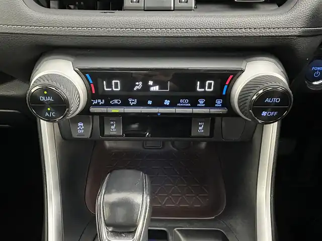 トヨタ ＲＡＶ４ ハイブリッドG 道央・札幌 2020(令2)年 7.2万km ホワイトパールクリスタルシャイン ・４WD/・サンルーフ/・純正SDナビゲーション/　CD/DVD/SD/BT/フルセグ/・バックカメラ/・純正ビルトインETC/・純正前方録画ドライブレコーダー/・パワーバックドア/・レーダークルーズコントロール/・前後コーナーセンサー/・レーンキープアシスト/・プリクラッシュセーフティ/・横滑り防止装置/・オートブレーキホールド/・オートライト/・アダプティブハイビーム/・LEDヘッドライト/・運転席メモリーパワーシート/・レザーシート/・前席シートヒーター/・ステアリングヒーター/・スマートキー/・プッシュスタート/・MTモード付AT/・スペアキー1本/・純正フロアマット/・純正AW18インチ/・フロントフォグランプ/・ドアバイザー/・電動格納ウィンカーミラー