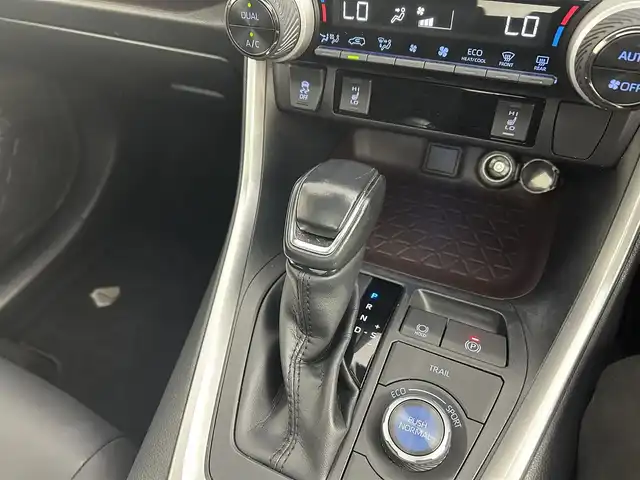 トヨタ ＲＡＶ４ ハイブリッドG 道央・札幌 2020(令2)年 7.2万km ホワイトパールクリスタルシャイン ・４WD/・サンルーフ/・純正SDナビゲーション/　CD/DVD/SD/BT/フルセグ/・バックカメラ/・純正ビルトインETC/・純正前方録画ドライブレコーダー/・パワーバックドア/・レーダークルーズコントロール/・前後コーナーセンサー/・レーンキープアシスト/・プリクラッシュセーフティ/・横滑り防止装置/・オートブレーキホールド/・オートライト/・アダプティブハイビーム/・LEDヘッドライト/・運転席メモリーパワーシート/・レザーシート/・前席シートヒーター/・ステアリングヒーター/・スマートキー/・プッシュスタート/・MTモード付AT/・スペアキー1本/・純正フロアマット/・純正AW18インチ/・フロントフォグランプ/・ドアバイザー/・電動格納ウィンカーミラー