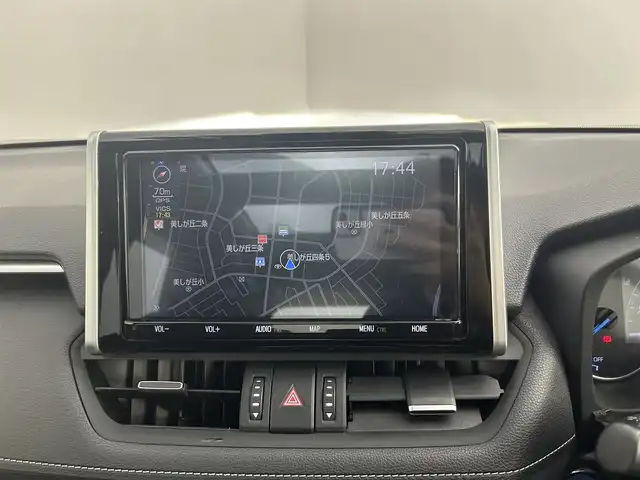 トヨタ ＲＡＶ４ ハイブリッドG 道央・札幌 2020(令2)年 7.2万km ホワイトパールクリスタルシャイン ・４WD/・サンルーフ/・純正SDナビゲーション/　CD/DVD/SD/BT/フルセグ/・バックカメラ/・純正ビルトインETC/・純正前方録画ドライブレコーダー/・パワーバックドア/・レーダークルーズコントロール/・前後コーナーセンサー/・レーンキープアシスト/・プリクラッシュセーフティ/・横滑り防止装置/・オートブレーキホールド/・オートライト/・アダプティブハイビーム/・LEDヘッドライト/・運転席メモリーパワーシート/・レザーシート/・前席シートヒーター/・ステアリングヒーター/・スマートキー/・プッシュスタート/・MTモード付AT/・スペアキー1本/・純正フロアマット/・純正AW18インチ/・フロントフォグランプ/・ドアバイザー/・電動格納ウィンカーミラー