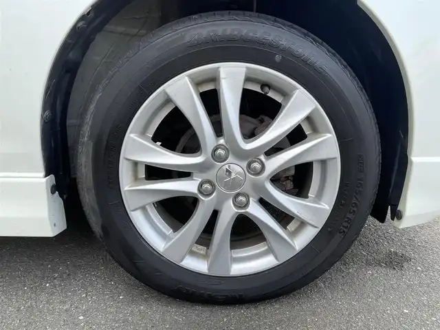 三菱 デリカＤ：２ ハイブリッドMZ 道央・札幌 2018(平30)年 7.1万km ピュアホワイトP ・４WD/・衝突軽減ブレーキ/・ワンオーナー/・社外ナビ/　CD＆BT＆USB＆TV/・レーンキープアシスト/・両側パワースライドドア/・クルーズコントロール/・オートエアコン/・オートライト/・アイドリングストップ/・ミラーヒーター/・シートヒーター/・ドライブレコーダー/・プッシュスタート/・スマートキー/・電動格納ミラー/・純正フロアマット/・ドアバイザー/・ウィンカーミラー/・フォグライト/・HIDヘッドライト/・スペアキー