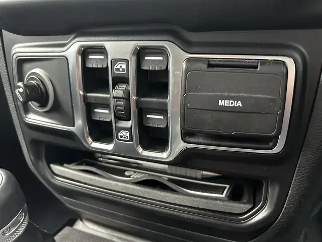 クライスラー・ジープ ジープ ラングラー アンリミテッド サハラ 福島県 2020(令2)年 3.1万km ブライトホワイト 純正8.4インチU-conectナビ/AppleCarPlay対応/アルパインスピーカー/フルセグTV/B/F/Sカメラ/リフトアップ（純正サス車載）/アダプティブクルーズコントロール/前後ドライブレコーダー/ステアリングヒーター/黒レザーシート/クリアランスソナー/シートヒーター/ブラインドスポットモニター/社外4本出しマフラー/社外ステップ/ブロックタイヤ（MONSTA）/LEDヘッドライト/オートライト/プッシュスタート/スマートキー/ETC2.0/取扱説明書/保証書